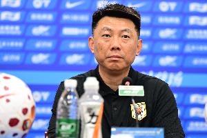 鲁媒：泰山队25人参加赛前训练，后防或微调轮换最大难题在中场